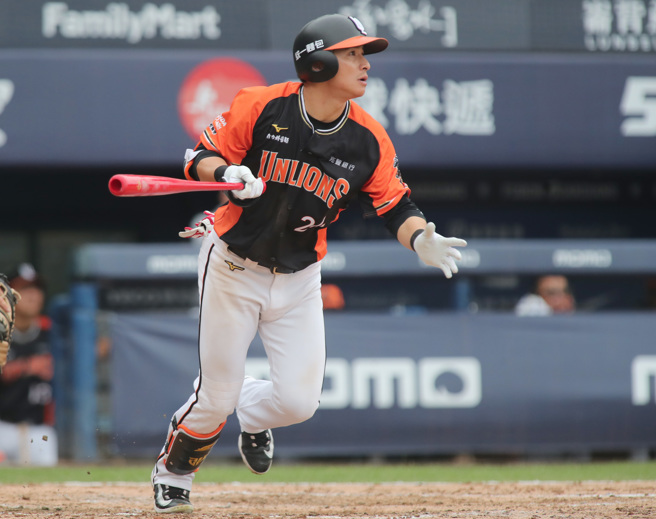 统一狮陈杰宪只差全垒打就完成「完全打击」。（郑任南摄）