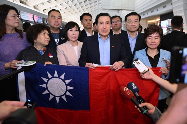 马英九结束希腊「德尔菲经济论坛」行程后，搭乘中华航空公司CI62班机，于30日清晨6时11分抵达桃园国际机场，国民党籍立委拿着国旗到登机门口接机。（陈麒全摄）