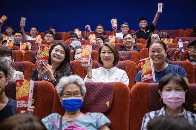 五一劳动节前夕，屏东县长周春米邀请模范劳工及工会团体一同观赏电影《做工的人》。（屏县府提供／谢佳潾屏东传真）