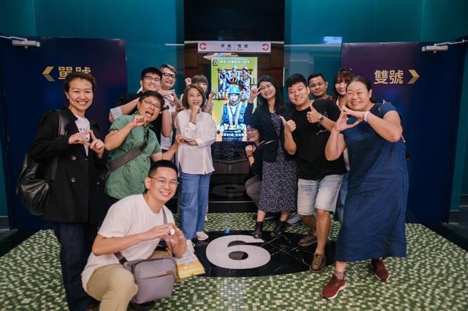 五一劳动节前夕，屏东县长周春米邀请模范劳工及工会团体一同观赏电影《做工的人》。（屏县府提供／谢佳潾屏东传真）