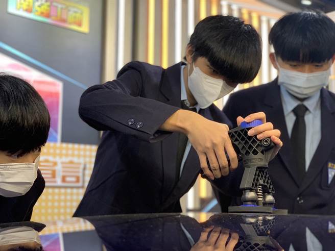 南强工商学生操作胶拉技巧修护汽车微板金。（新北市教育局提供）