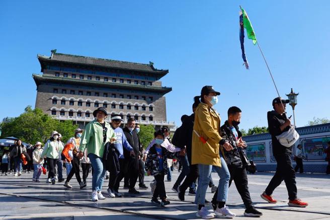 今年五一劳动节连续假期各地景点门票订票量较2019年成长一倍，铁路客流也创下4年来的新高。（图／中新社）