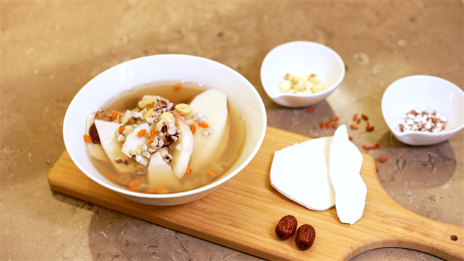 夏日来袭，易遭暑邪入侵。中医师黄千瑞表示，可以多喝四神汤、浮小麦，健脾除热之下，可防范暑邪。（马光中医提供／崔正纲高雄传真）