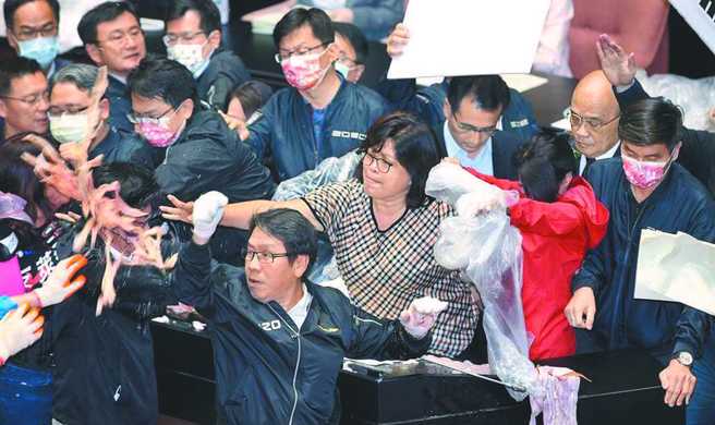 過去萊豬進口表決大戰，綠委選擇不為民喉舌，全數淪為民進黨的橡皮圖章。（圖／本報系資料照片）