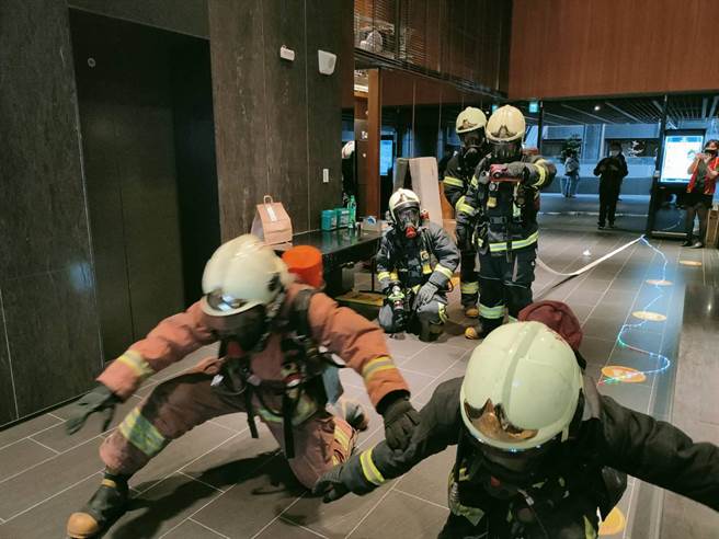 新北市消防局第三大队今(30日)针对淡水区海洋都心社区展开消防演练。(黄敬文翻摄)