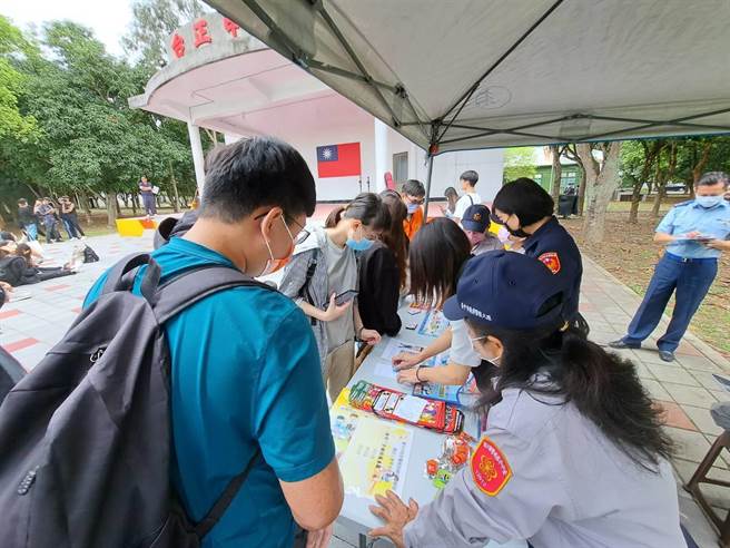 太平警分局先透过案例宣导说明防诈骗教战守则，搭配有奖徵答，增加互动，让现场同学玩的尽兴，但也频呼「诈骗手法实在很可怕」。（太平警分局提供／潘虹恩台中传真）