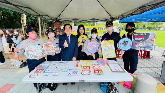 国立勤益科技大学日前举办「校园安全领航员」活动，台中市政府警察局太平分局前进校园宣导「七不、三要」，提醒学生们求职前应提高警觉。（太平警分局提供／潘虹恩台中传真）