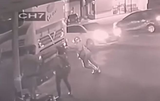 澎湖日前有辆游览车司机遗忘拉手煞车便离开，导致车辆慢慢滑行，所幸被热心、骑士民眾发现，并且将车辆挡下来。（图/中天新闻）