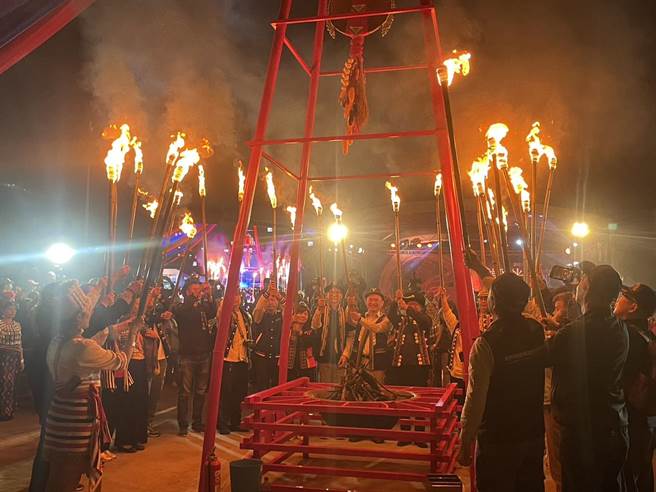 行政院副院长郑文灿今晚参加龙冈米干节火把节活动。(吕筱蝉摄)