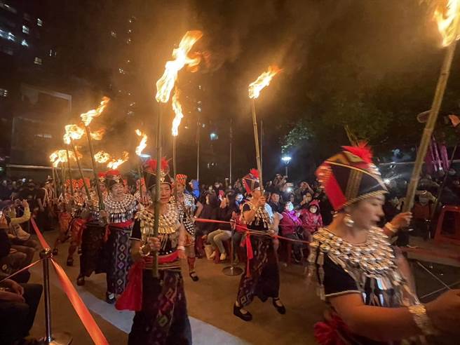 行政院副院长郑文灿今晚参加龙冈米干节火把节活动。(吕筱蝉摄)