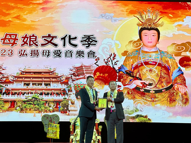 松山慈惠堂热心公益捐赠救护车及消防警备车。（ 松山慈惠堂提供）