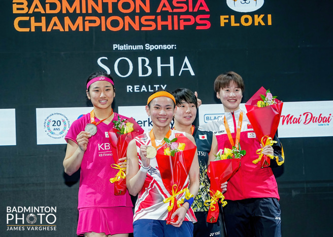 戴资颖（前）拿下生涯第3面亚锦赛女单金牌，后排左起为银牌安洗莹、并列铜牌的山口茜、陈雨菲。（Badminton Photo提供）