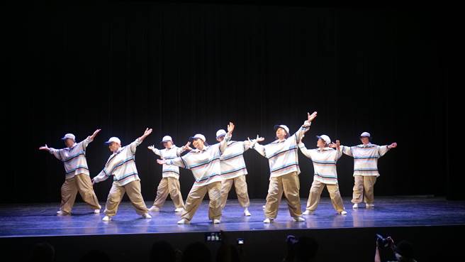 「Silver crew潮银舞团」30日北上参加台大杯热舞比赛，9名年龄加总起来660岁的屏东阿嬷用街舞与年轻人一较高下，气势、活力一点都不输给年轻人。（屏县府提供／谢佳潾屏东传真）