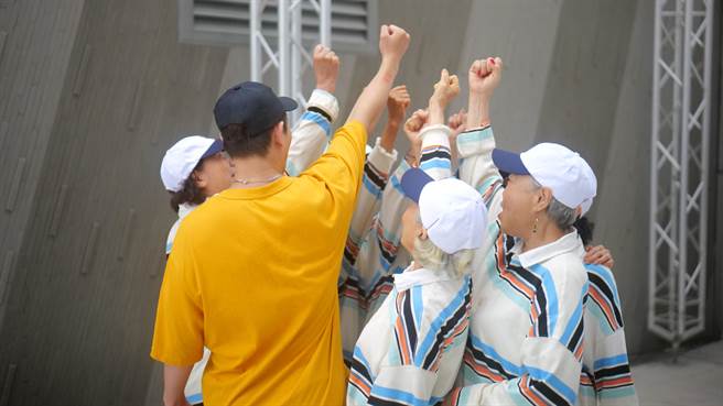 「Silver crew潮银舞团」30日北上参加台大杯热舞比赛，9名年龄加总起来660岁的屏东阿嬷用街舞与年轻人一较高下，气势、活力一点都不输给年轻人。（屏县府提供／谢佳潾屏东传真）