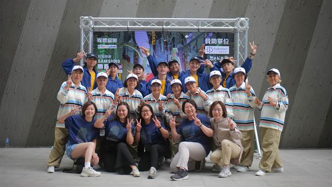 「Silver crew潮银舞团」30日北上参加台大杯热舞比赛，9名年龄加总起来660岁的屏东阿嬷用街舞与年轻人一较高下，气势、活力一点都不输给年轻人。（屏县府提供／谢佳潾屏东传真）