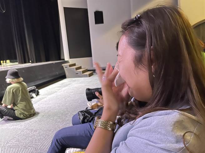 「Silver crew潮银舞团」30日北上参加台大杯热舞比赛，9名年龄加总起来660岁的屏东阿嬷用街舞与年轻人一较高下，台下社工看到感动落泪。（屏县府提供／谢佳潾屏东传真）