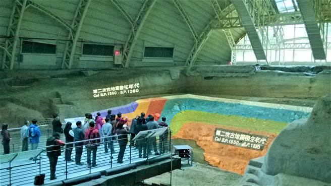 2022年捷克科学院到访车笼埔断层保存园区，在断层槽沟内架设全球首台「监控仪器」。（车笼埔断层保存园区提供／张亦惠南投传真））