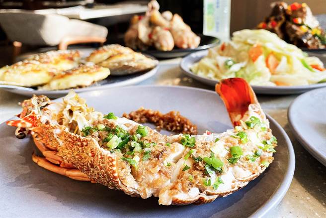 母亲节限定4日至MJ Kitchen用餐，每位成人再赠半尾「蒜蓉蒸龙虾」。（台北国泰万怡酒店提供）