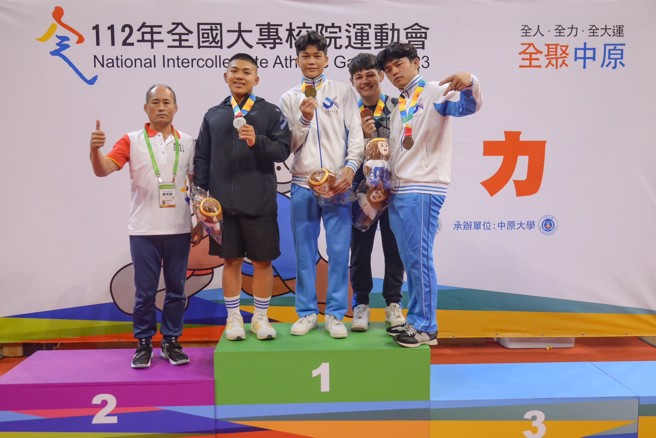 希力阿栋（中）获得112全大运角力公开男生组希罗式第三级金牌。（全大运提供）