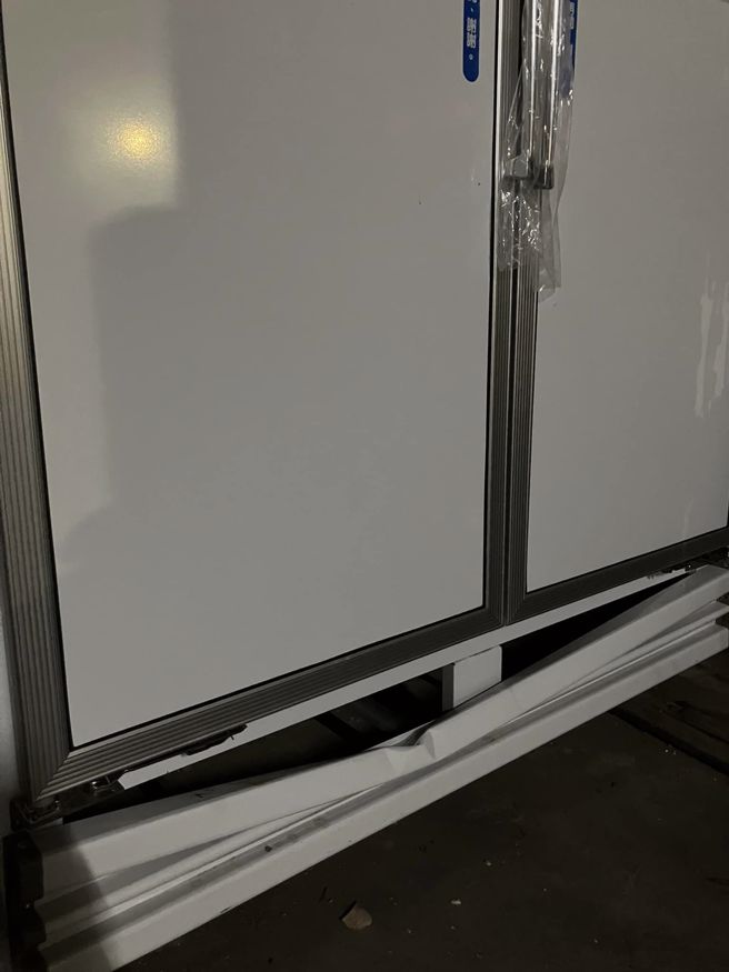 一位爸爸分享，兒子為了拿布丁踩凹新冰箱，結果他卻反被媽媽開罵。（翻攝自爆怨公社臉書）