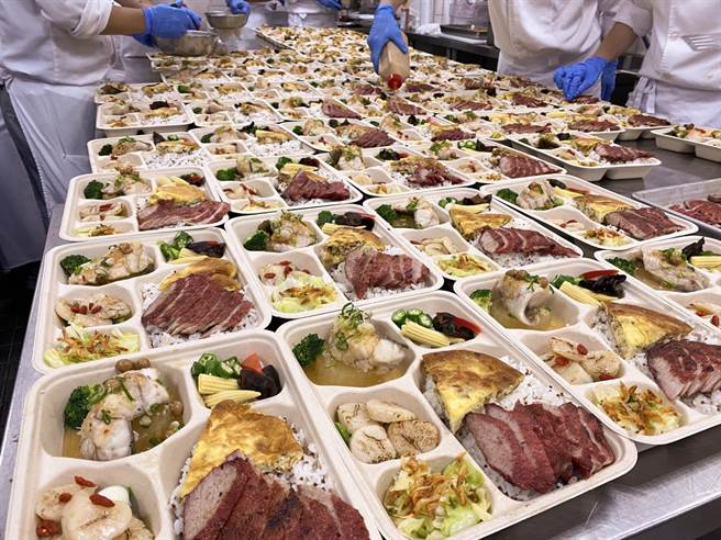 北投丽禧响应老五老基金会助老送餐活动，暖捐100份公益餐盒。（北投丽禧温泉酒店提供）