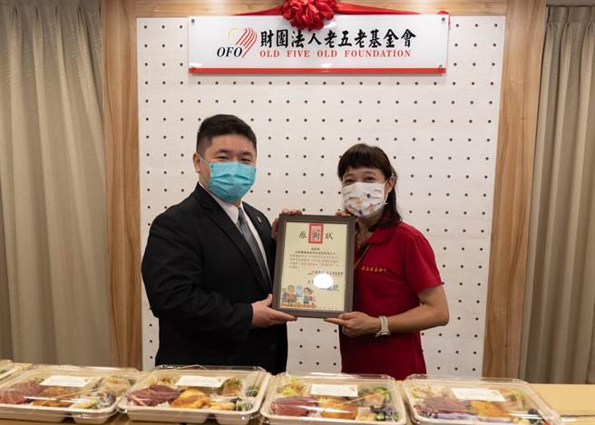 丽禧酒店白哲玮副总经理代表饭店将公益餐盒捐赠予老五老基金会。（北投丽禧温泉酒店提供）