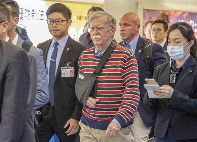 美国前白宫国安顾问波顿(中)26日抵台访问，他鼓吹台湾以乌克兰为模范。（中时资料照／陈麒全摄）