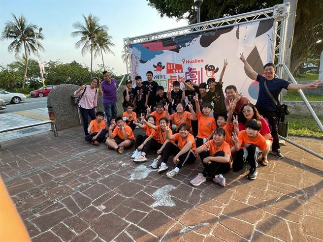 大肚国小学生参加全国学生创意戏剧比赛，获传统偶戏皮影戏组特优。（新竹县府提供／邱立雅竹县传真）