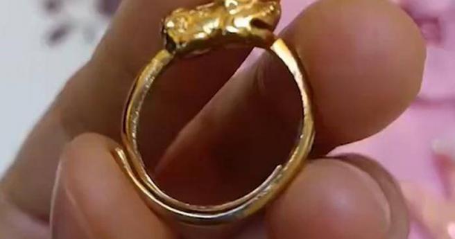 男孩在学校跳蚤市场花1元买金戒指。（图／翻摄自微博）