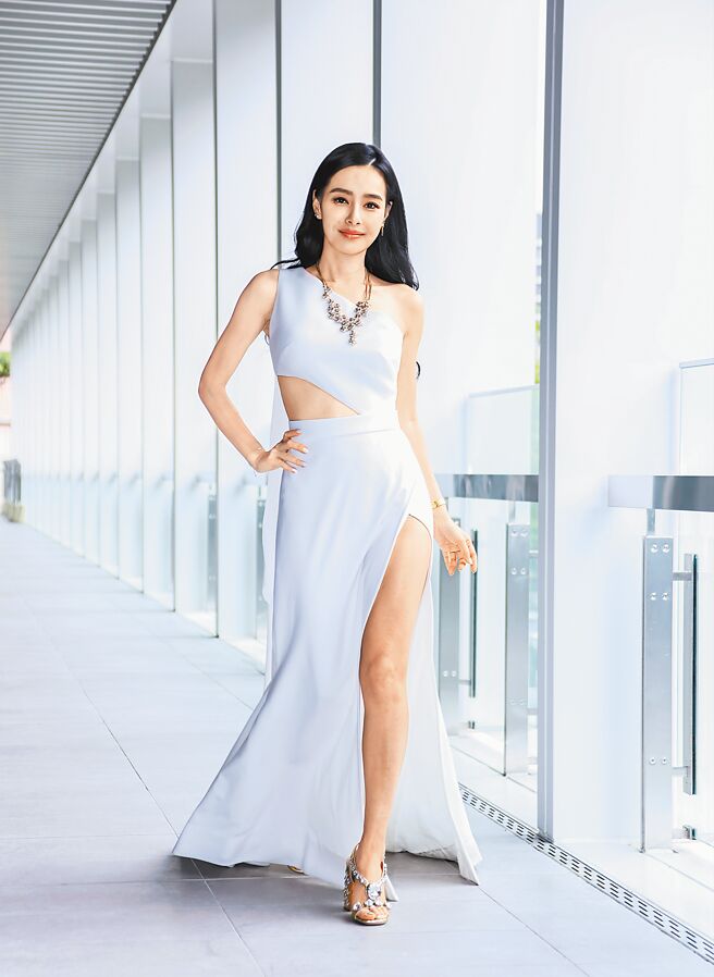 王思佳昨出席珠宝品牌活动，身穿性感白色洋装亮相。（罗永铭摄）