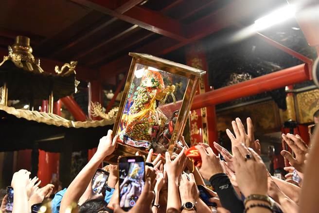 为期9天8夜的大甲镇澜宫妈祖遶境进入最后1天，大甲妈祖銮轿1日凌晨抵达镇澜宫，眾人接力恭请妈祖回神龛安座，遶境活动圆满落幕。（潘虹恩摄）