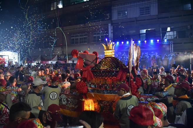 台中大甲镇澜宫妈祖9天8夜遶境进入最后一天，妈祖銮轿约于30日傍晚近18时抵达大甲市区，在信眾的拥簇下沿大甲市区绕行。（潘虹恩摄）