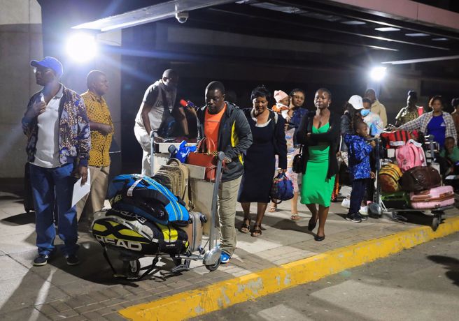 蘇丹交戰雙方延長停火72小時 但激戰持續。圖為民眾從機場撤離。(圖/路透)