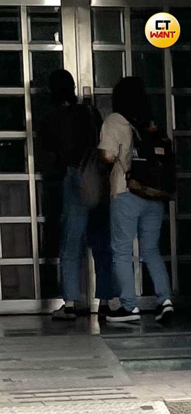 桂纶镁（左）察觉被发现身份，在工作人员陪同下迅速跑进大楼，而她私下穿着轻松，鸭舌帽、T恤、牛仔裤配拖鞋，还挺像大学生的。（图／本刊摄影组）