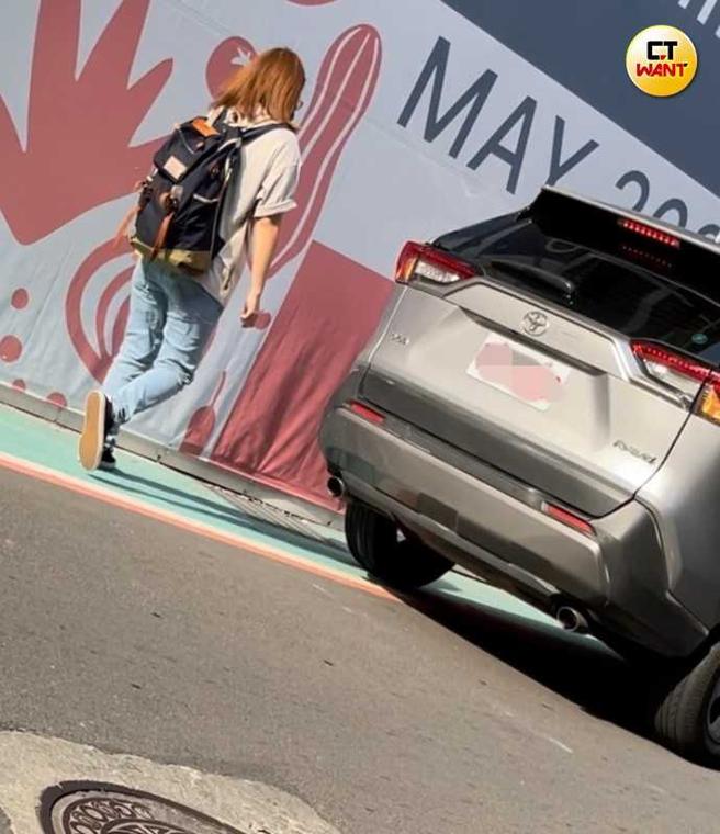 同行女子叫来多元计程车，车子一度停在大门旁，女子上前沟通请司机将车子正对大楼门口。（图／本刊摄影组）