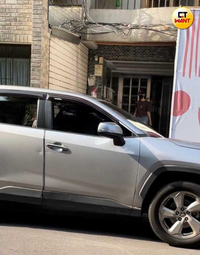 车一停妥，女子在旁帮忙打开车门，桂纶镁立刻衝上车离去。（图／本刊摄影组）