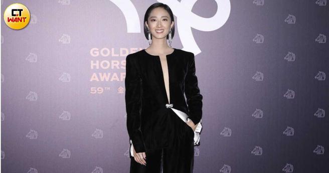 出席典礼时的桂纶镁气质出眾，跟私下的休閒打扮判若两人。（图／本刊摄影组）