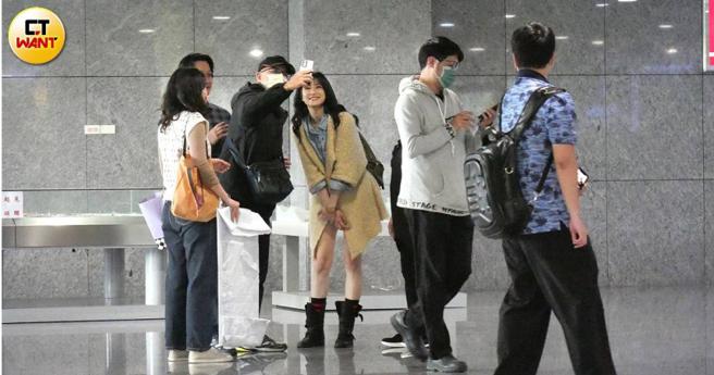 结束音乐剧宣传活动的赖雅妍，亲切地与粉丝合影。（图／本刊摄影组）