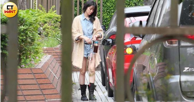 工作满檔的赖雅妍，刚结束音乐剧宣传活动又接着前往中视继续工作。（图／本刊摄影组）