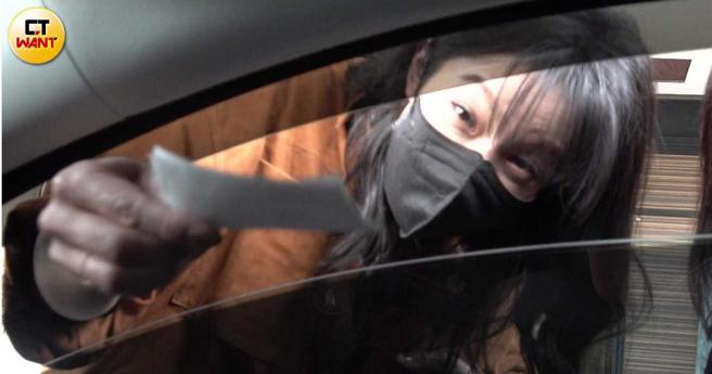 发现被跟拍的赖雅妍贴心写了关怀小字条，还亲手将纸条塞进本刊记者的车窗缝隙内。（图／本刊摄影组）