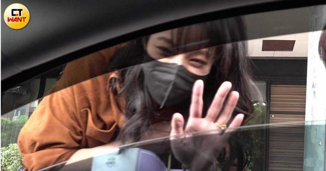 与本刊记者寒暄几句后，赖雅妍露出亲切的笑容挥手道别。（图／本刊摄影组）