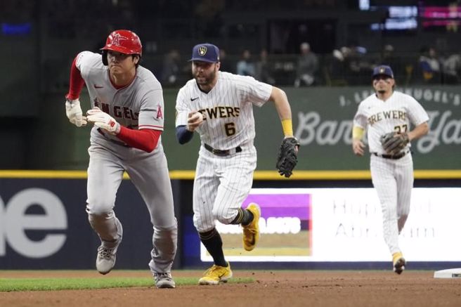 大谷翔平(左)盗垒失败遭牵制出局。（美联社）