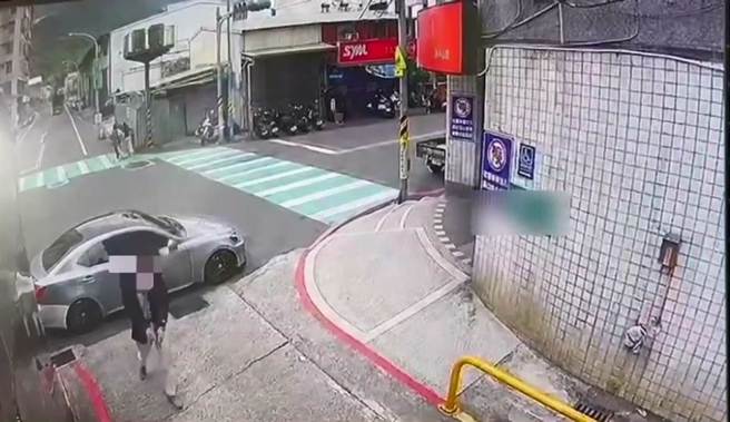 昨(30日)八里发生一起枪击事件，35岁杨姓男子疑似因债务纠纷，在自家门口遭人连开两枪。(黄敬文翻摄)