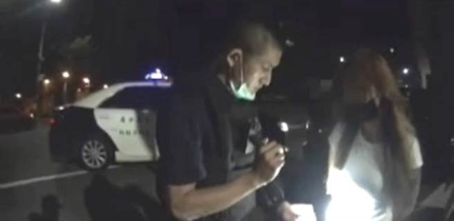 高雄仁武警方于5月1日查获一名毒品女通缉犯，在她的身上找到微量毒品与吸食器。（翻摄照片／林瑞益高雄传真）