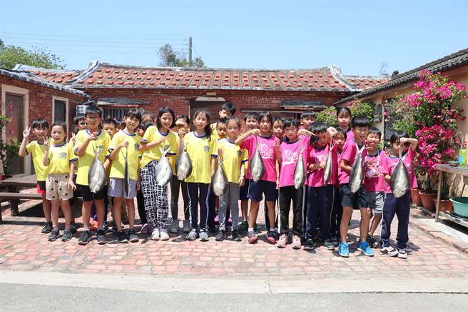 学生们在北门与将军制作虱目鱼一夜乾和虱目鱼丸，人手一尾一夜乾，相当有趣。(曹婷婷摄)