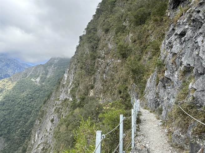 太鲁阁国家公园知名步道锥麓古道因路线环境特殊，有入园承载量管制，平日96人，例假日156人，但太管处配合花莲县政府绝美步道活动，暑假将试行提高每日承载量上限至156人。（罗亦晽摄）