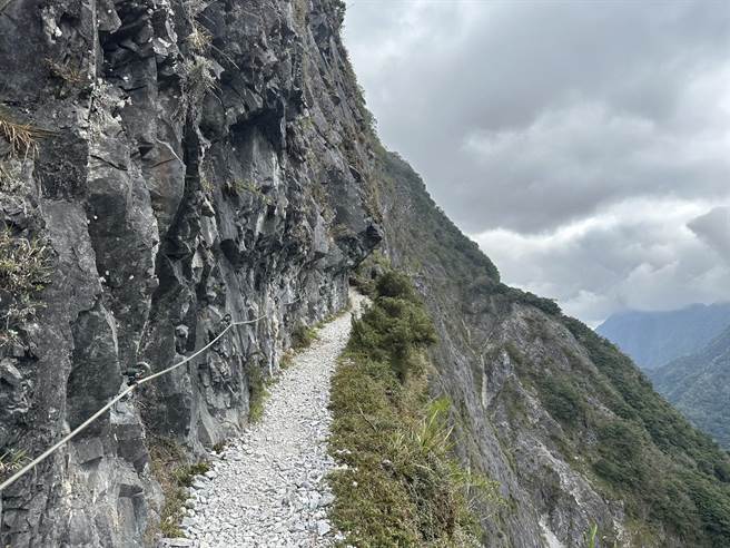 太鲁阁国家公园知名步道锥麓古道因路线环境特殊，有入园承载量管制，平日96人，例假日156人，但太管处配合花莲县政府绝美步道活动，暑假将试行提高每日承载量上限至156人。（罗亦晽摄）