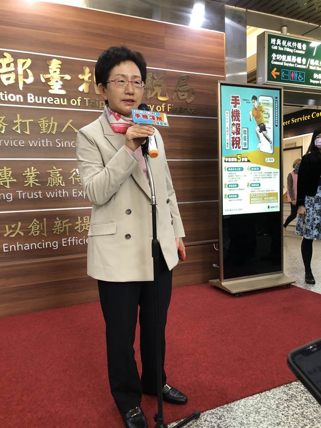 财政部长庄翠云视察报税情形。（图／吴静君摄）