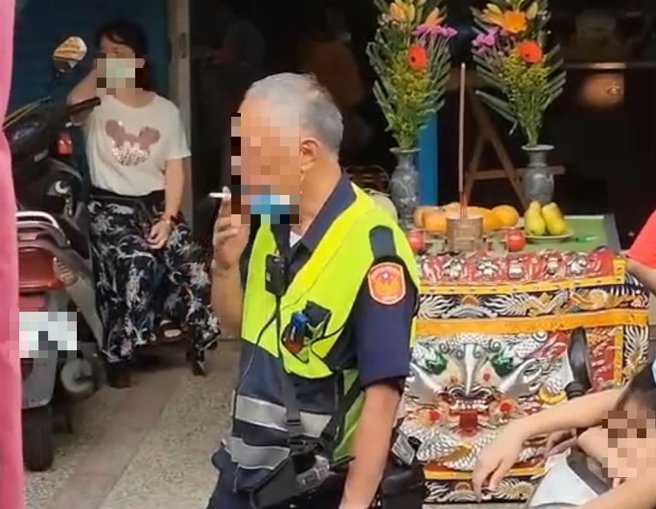 高雄一名警员在执勤中吸菸并乱丢菸蒂，警方主动查处。（翻摄照片／林瑞益高雄传真）