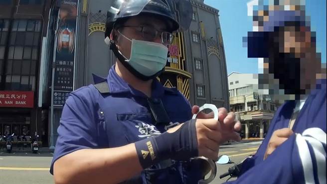 役男因骑车未戴安全帽遭警盘查，意外曝光通缉犯身分。（翻摄照片／崔正纲高雄传真）